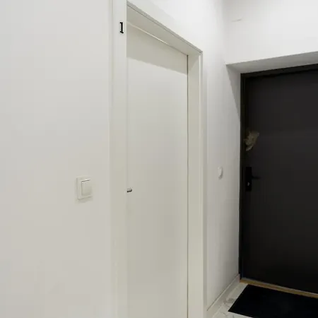 Lakowa Charming By Bookinghost * بوزنان