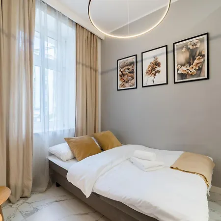 Lakowa Charming By Bookinghost بوزنان