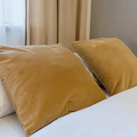 Lakowa Charming By Bookinghost