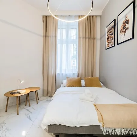 Lakowa Charming By Bookinghost بوزنان