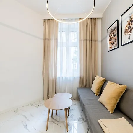 Lakowa Charming By Bookinghost