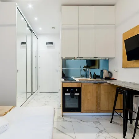 Lakowa Charming By Bookinghost * بوزنان