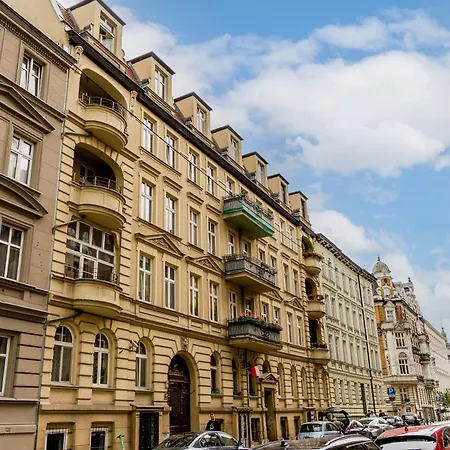 Lakowa Charming By Bookinghost * بوزنان