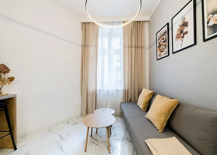 Lakowa Charming By Bookinghost